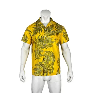 Vista detallada de camisa de playa amarilla para hombre con estampado de helechos