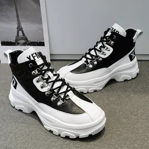 Dettaglio di sneaker alte bianche e nere con suola platform e fibbie metalliche