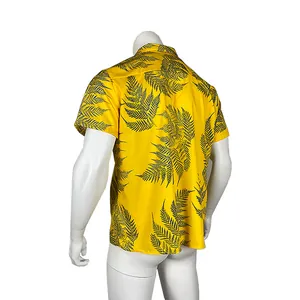 Vista trasera de la camisa de playa amarilla para hombre con estampado de hojas de helecho