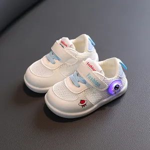 Zapatos de marcha para bebé blancos transpirables con luces LED y suela antideslizante