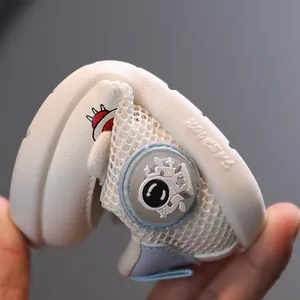 Zapatos de marcha flexibles para bebés con malla transpirable y lindo diseño de astronauta