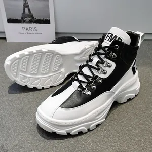 Primo piano di sneaker alte bianche e nere con suole spesse e fibbie in metallo