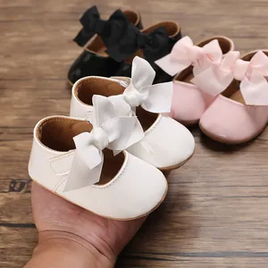Detailansicht der weißen PU-Prinzessinnenschuhe für Babymädchen mit Schleife