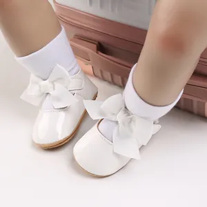 Detailansicht weißer Baby Prinzessinnenschuhe aus PU mit großen dekorativen Schleifen
