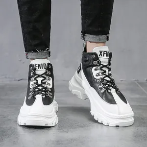 Sneakers alte da uomo bianche e nere con suola spessa e occhielli in metallo di tendenza