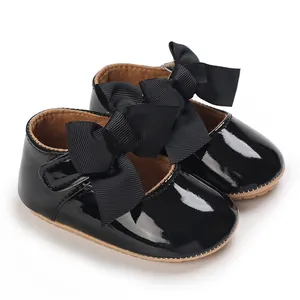 Detailansicht glänzender schwarzer Lackleder-Babyschuhe für Mädchen mit dekorativer Schleife