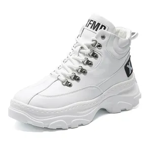 Sneakers da uomo bianche alte con suola spessa e fibbie in metallo resistenti
