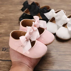 Nahaufnahme von rosa PU-Baby-Prinzessinenschuhen mit großen Schleifendetails aus Band