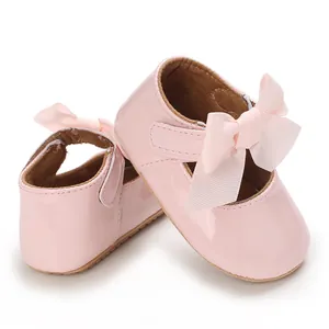 Detailansicht rosa Baby-Prinzessin-Schuhe mit weicher Schleife und glänzendem PU-Finish