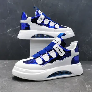 Detailansicht der High-Top-Sneaker mit metallic-blauen Akzenten und Klettverschluss