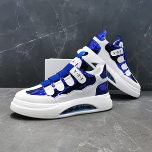 Nahaufnahme der blauen High-Top-Sneaker mit Luftpolster und Klettverschlussbändern.