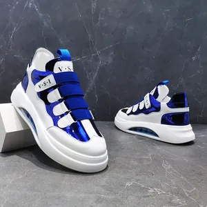 Seitenansicht blau-weißer High-Top-Sneaker mit Metallic-Einsätzen und Luftkissensohle