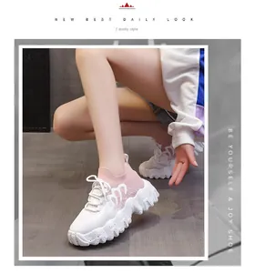 Sneakers platform in maglia traspirante rosa e bianche per un look quotidiano alla moda