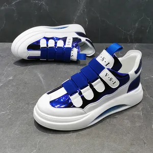Detailansicht von High-Top-Sneakern mit metallisch blauen Einsätzen und Luftkissensohle.