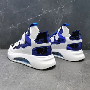 Detailansicht der metallic blauen und weißen High-Top-Sneaker mit klobiger Air-Sohle