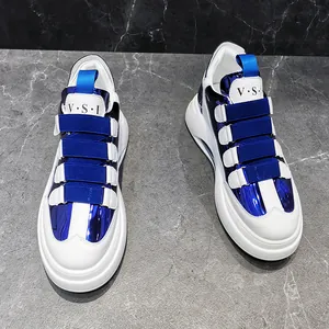 Detailansicht der High-Top-Sneaker mit blauen Klettverschlüssen und Metallic-Finish.