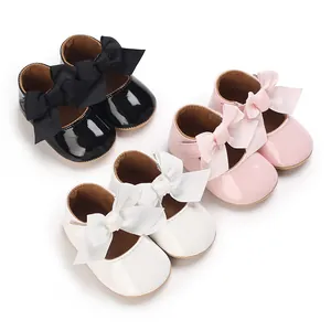 Baby-Mädchen Prinzessinnenschuhe aus glänzendem PU-Leder mit großen Schleifen in drei Farben.