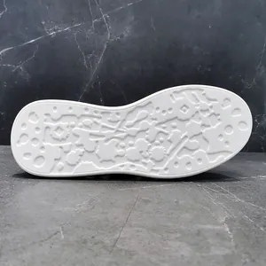 Detailansicht einer dicken weißen Sneaker-Sohle mit einzigartigem abstrakten Profil