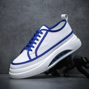 Vista dettagliata delle scarpe da ginnastica bianche e blu con suola a cuscinetto d'aria