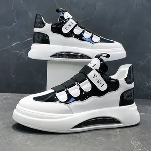 Detail von High-Top-Sneakern im Color-Block-Design mit Klettverschluss und Plateausohle