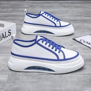 Vista dettagliata delle sneakers da uomo bianche e blu con spesse suole a cuscino d'aria