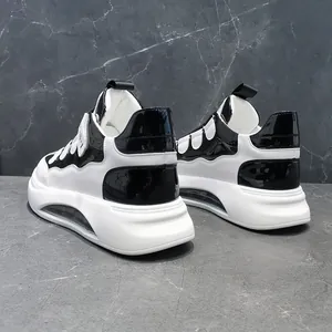 Rückansicht von schwarz-weißen High-Top-Sneakern mit dicken, modischen Luftkissensohlen.