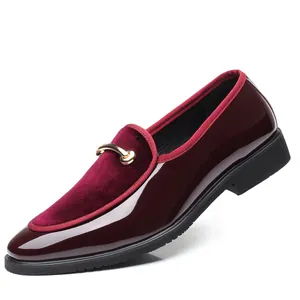 Λεπτομερής όψη μπορντό ανδρικών loafers με γυαλιστερό λουστρίνι και βελούδινη υφή