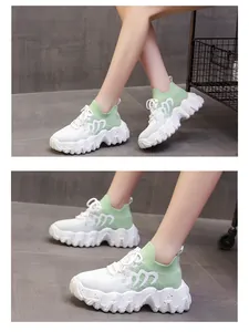 Dettaglio di scarpe da ginnastica platform traspiranti in maglia verde e bianca