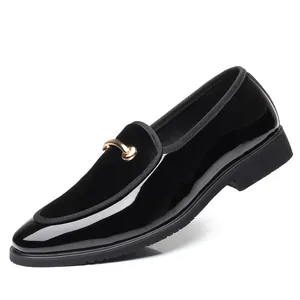 Λεπτομέρεια κομψού μαύρου λουστρίνι loafers με χρυσή αγκράφα για επίσημες εμφανίσεις