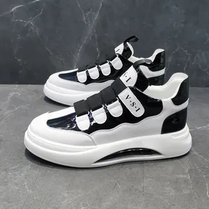 Detailansicht schwarz-weißer Chunky Sneaker mit sichtbarer Luftkissensohle
