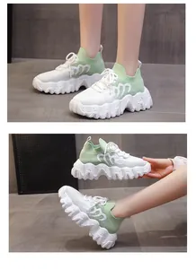 Vista dettagliata delle scarpe da ginnastica in maglia verde e bianca con suole platform ondulate.