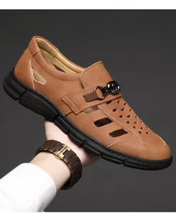 Nahaufnahme Detail von braunen atmungsaktiven Leder hohl Herren Freizeit Sandalen