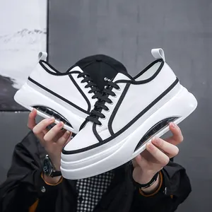Vista dettagliata delle sneakers bianche chunky da uomo con cuscino d'aria e profili neri.