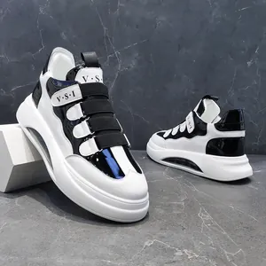 Detailansicht von schwarz-weißen High-Top-Sneakern mit Klettverschluss und Luftpolster