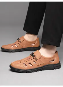 Nahaufnahme brauner atmungsaktiver Leder-Freizeitschuhe für Herren im Outdoor-Stil