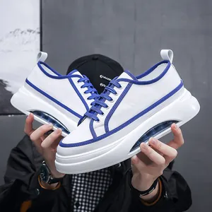 Vista ravvicinata di sneaker platform uomo bianche e blu con suola ammortizzata ad aria
