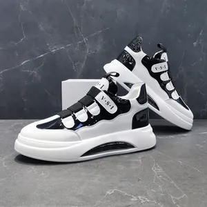 Detailaufnahme der schwarz-weißen High-Top-Sneaker mit Klettverschluss und Luftpolster.