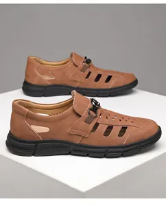 Detailansicht der braunen Leder-Sandalen für Herren mit Metallschnalle und weicher Sohle