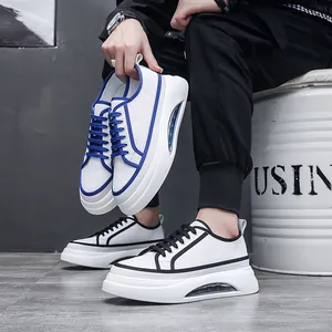 Vista dettagliata delle scarpe casual da uomo con design color-block e suola a cuscino