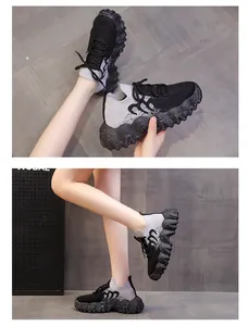 Dettaglio di sneaker in maglia traspirante bianca e nera con suola platform spessa
