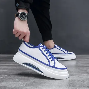Eleganti sneaker casual bianche da uomo con finiture blu e morbida suola a cuscinetto d'aria