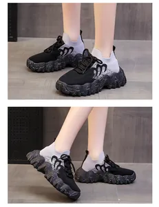 Viste dettagliate delle scarpe a calzino traspiranti da donna con suola spessa nera