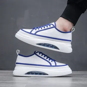 Vista laterale di sneakers bicolore da uomo alla moda con dettaglio suola ammortizzata