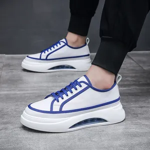 Dettaglio di sneaker casual da uomo bianche e blu con suola ammortizzata