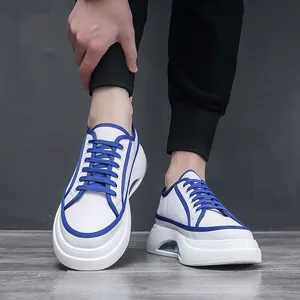 Dettaglio di sneaker con zeppa bianche e blu con suola ammortizzata ad aria.