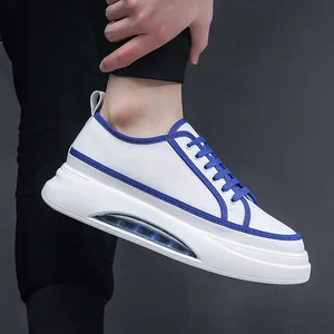 Dettaglio delle sneakers casual da uomo bianche e blu con suola ammortizzata ad aria visibile.