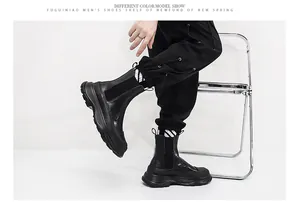 Stivaletti Chelsea neri in pelle da uomo con suola spessa in stile moderno streetwear