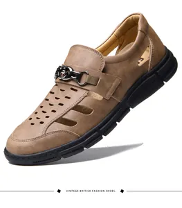 Atmungsaktive braune Herren-Leder-Freizeitschuhe mit Lochmuster in der Seitenansicht gezeigt