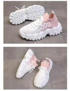 Sneaker con zeppa traspiranti rosa e bianche da donna in viste multiple