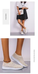 Detalle de zapatillas de malla beige con brillantes adornos de strass